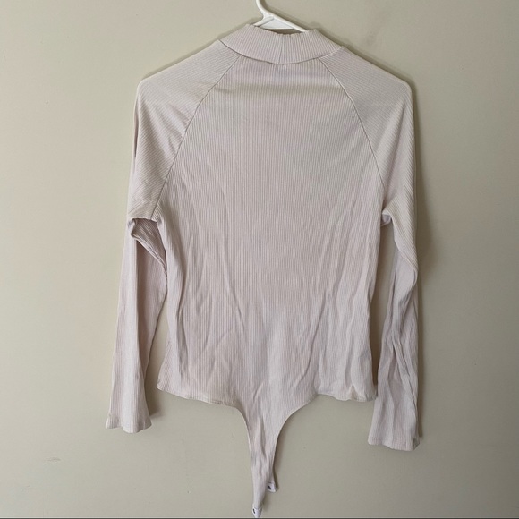 Francesca’s Women’s Cream Turtleneck Body Suit Size L - Picture 2 of 3